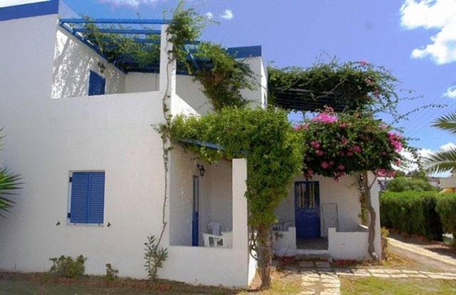 Amfitrion Hotel Vári Exterior foto